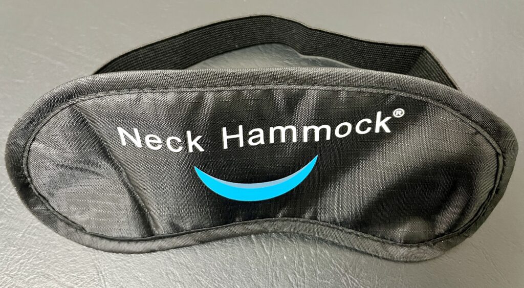 neck hammock comes with an eye mask