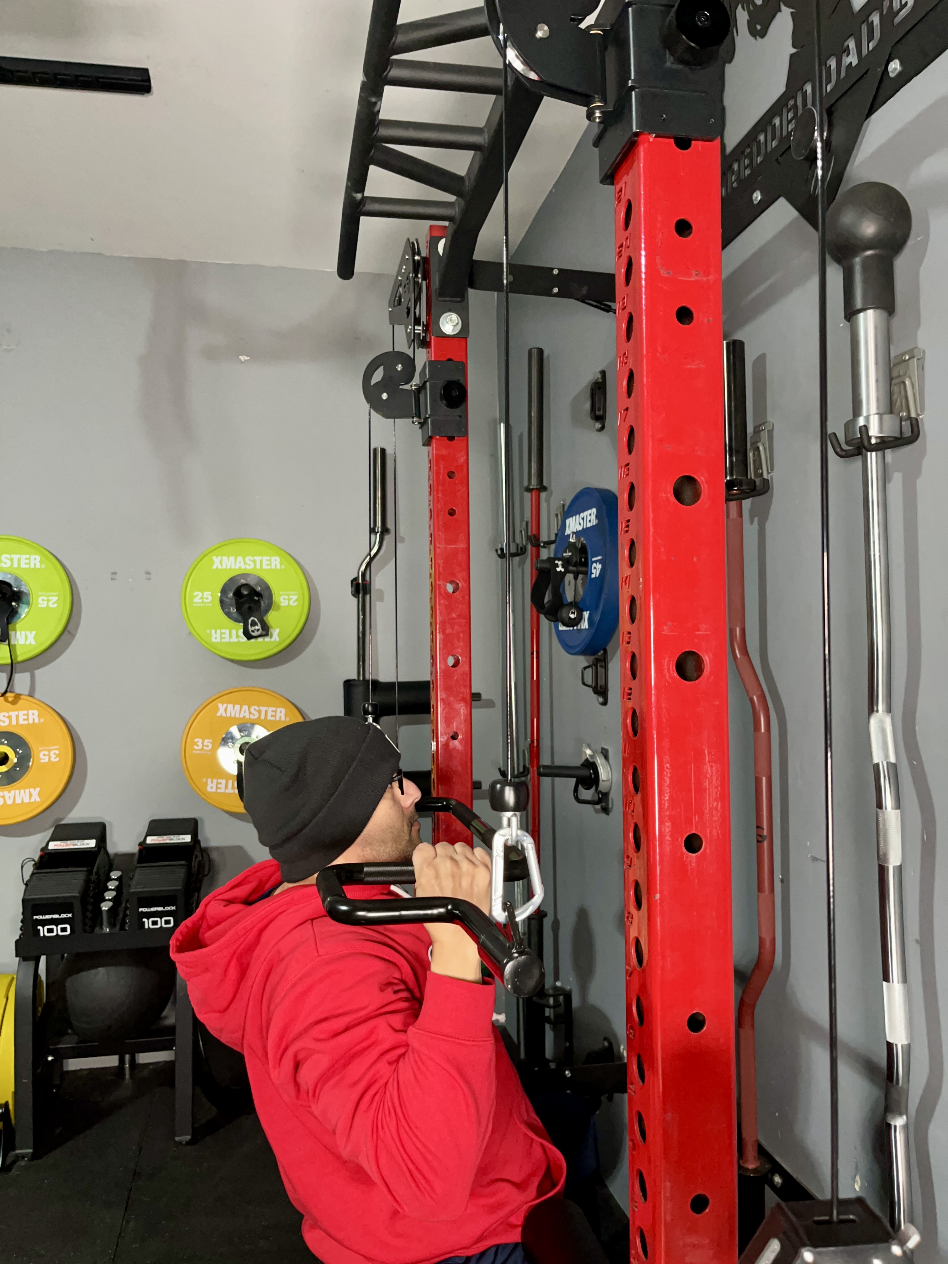 lat pulldowns with the andreoni bar